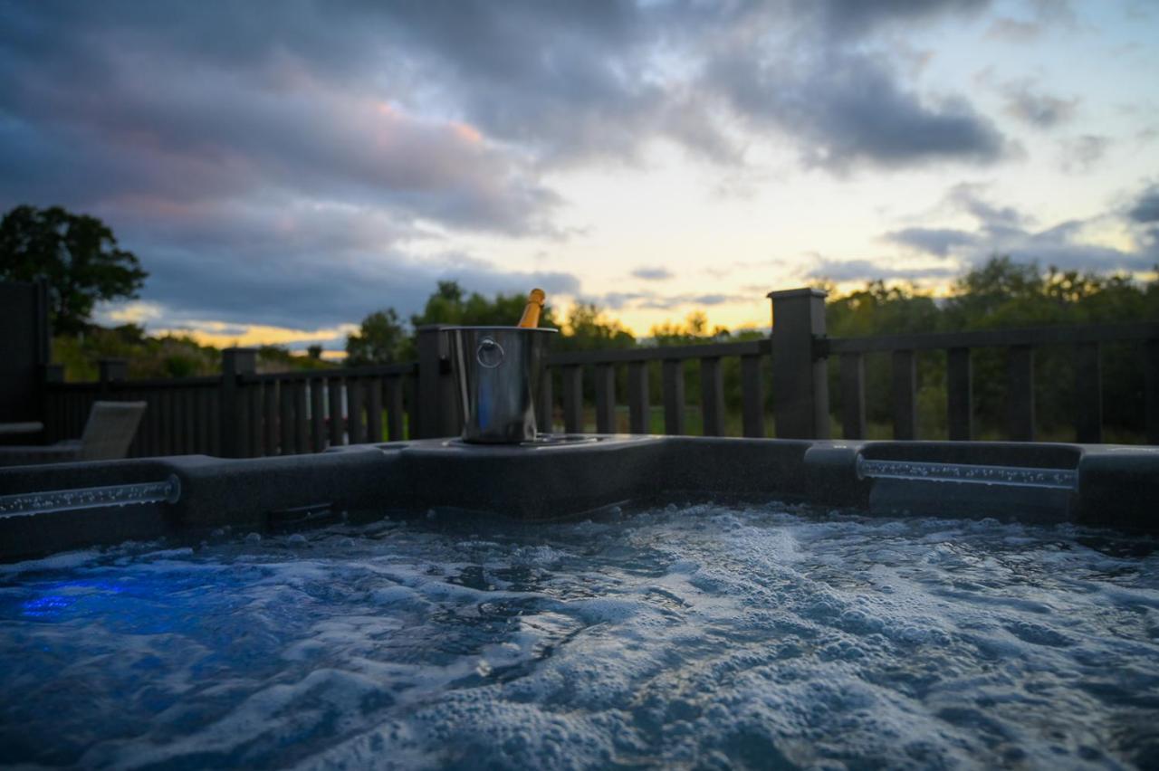 Newmore Highland Pods With Hot Tubs On Nc500 Invergordon Exterior foto